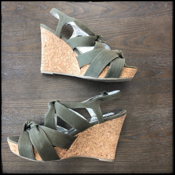 Gorgeous Steve Madden Platform Wedge Sanda - Picture 2 of 7